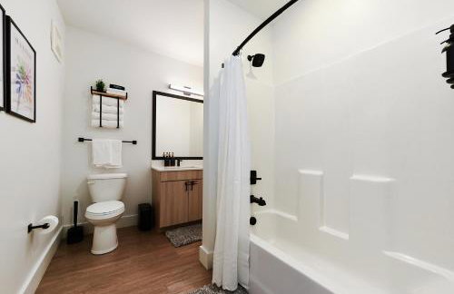 King Bed, Free Parking, Near UPMC, Pitt & CMU - Foto 10