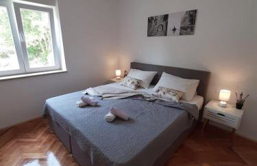 Vacation house with private pool and yard - Photo 5