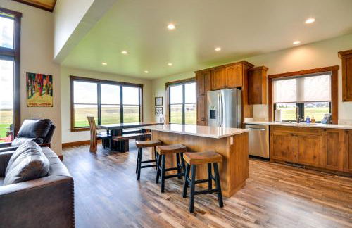 Sleek Red Lodge Home Rental with Private Hot Tub! - Foto 9