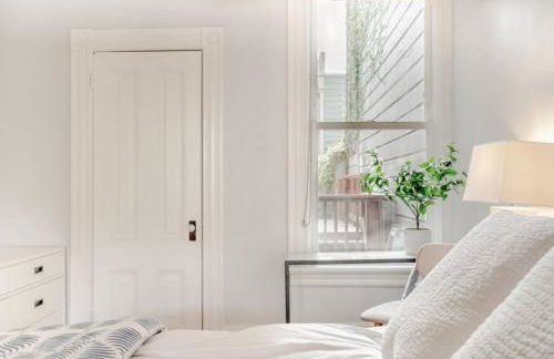 Charming Victorian Oasis with an Elegant and Spacious Haven - Foto 11