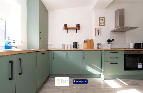 Explore Welsh Wonders, 3 Bedroom House By The One Retreats Short Lets & Serviced Accommodation Treharris - Foto 17