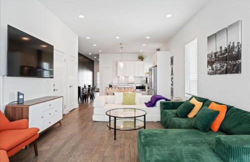 Nash House & Bars of Broadway with Patio Bar and Views! 8min Downtown! Sleeps 12! - Foto 21