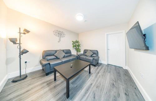 RYAN AIR I BNB - Huge 4 Bedroom House with Free Parking - Foto 8