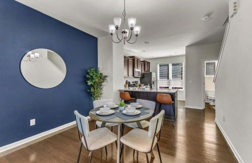 3BR Townhouse King Bed Garage Near NC State - Foto 3