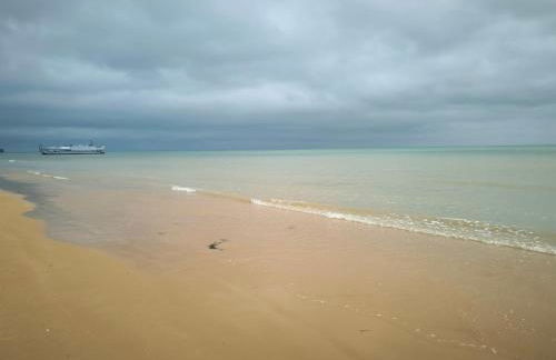 GITE A THEME D-DAY - situé à 15mn d'Omaha Beach - Animaux OK - Terrain clos - Aucuns voisins - WIFI - Foto 3