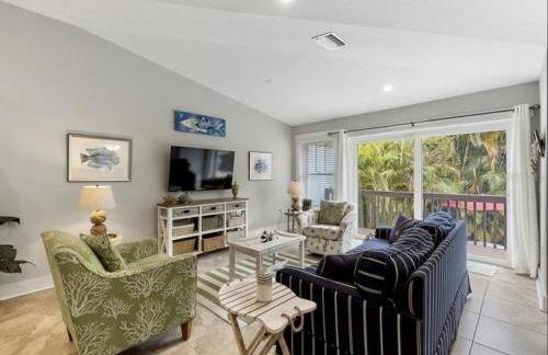 AMI/Holmes Beach - 3/2 Home - Private Heated Pool and Yard - walk to beach - Photo 2