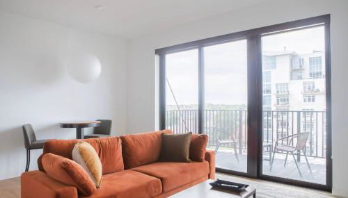 Chic East Side 1BR Apt with Balcony, Pool, and Gym - Foto 5