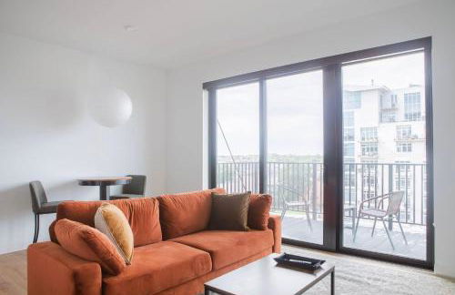 Chic East Side 1BR Apt with Balcony, Pool, and Gym - Foto 5