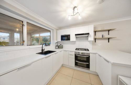 Long-short-stay Medway home with parking, WiFi &pool table - Foto 25