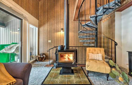 Pinecrest Retreat with Fireplace! - Photo 13