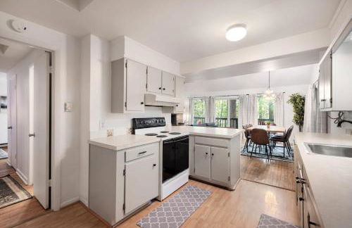 Renovated cabin w hot tub & deck - Foto 15