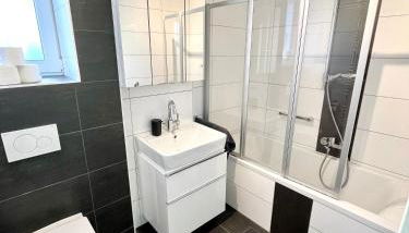 Ganze Wohnung - Küche - Balkon - Parkplatz - WLAN - bis zu 6 Personen - Foto 2