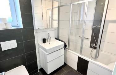 Ganze Wohnung - Küche - Balkon - Parkplatz - WLAN - bis zu 6 Personen - Foto 2