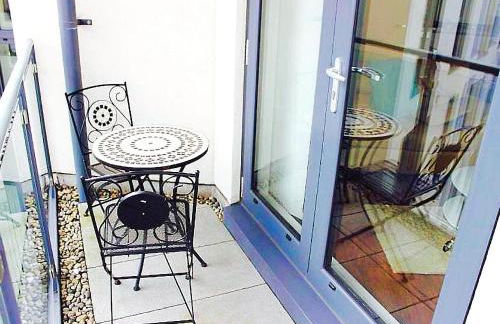 New Central Woking 1 and 2 Bedroom Apartments with Free Gym, close to Train Station - Photo 40