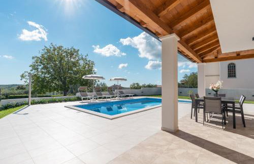 Villa atop the village with stunning view - Foto 17