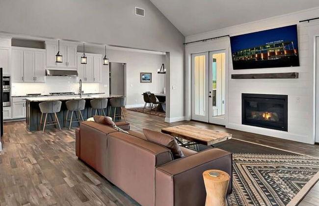 New Luxury Texas Farmhouse - Photo 2