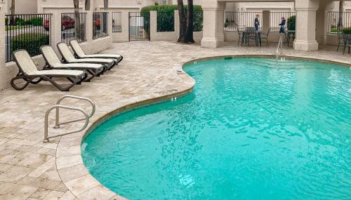 Lake view desert stay with pool, patio, grill, & smart TVs - snowbird-friendly - Foto 3