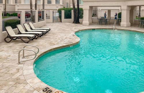 Lake view desert stay with pool, patio, grill, & smart TVs - snowbird-friendly - Foto 3