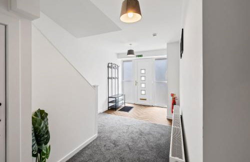 Prime Central Living 5-Bedroom 3-Bath Spacious House - Photo 6