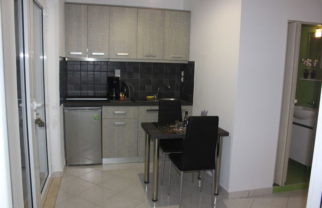 Aaron Studios Apartments - Photo 37