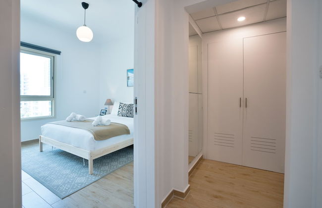 Luxurious Apt with Balcony The Greens Dubai - Photo 14