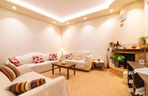 Kalemi House, Spacious 2BR Home with Garden near Ipsos and Dassia - Foto 8