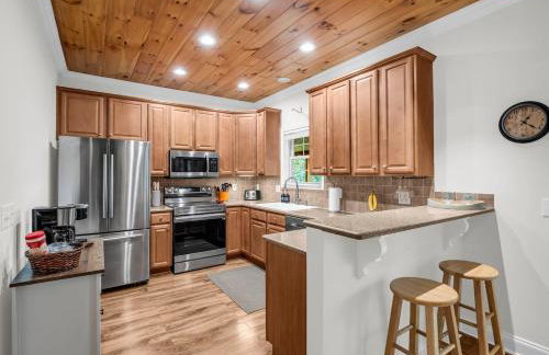 Peaceful Lake Lure Cabin, Hot Tub, Huge Screened Porch, Private Beach - Foto 8