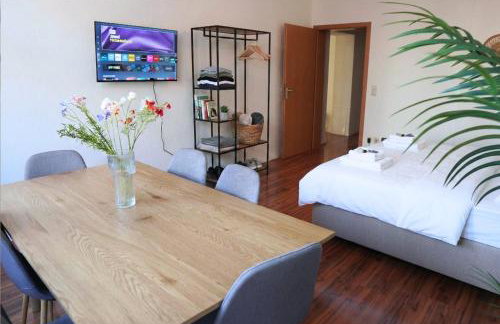 Cozy home with 3 BR, luxury beds, Smart TV, Wifi & private parking spot - Foto 5