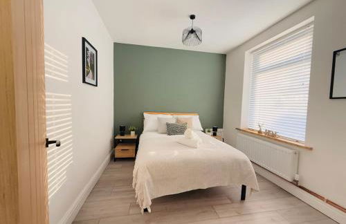 Comfy 4 Bed Home - Port Talbot - Perfect for Contractors & Families - Foto 9