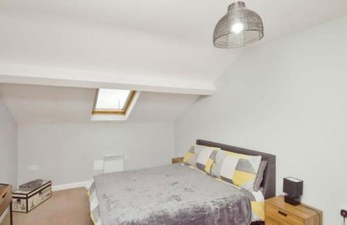 Lovely 2 bedroom flat in town centre by train station - Foto 8