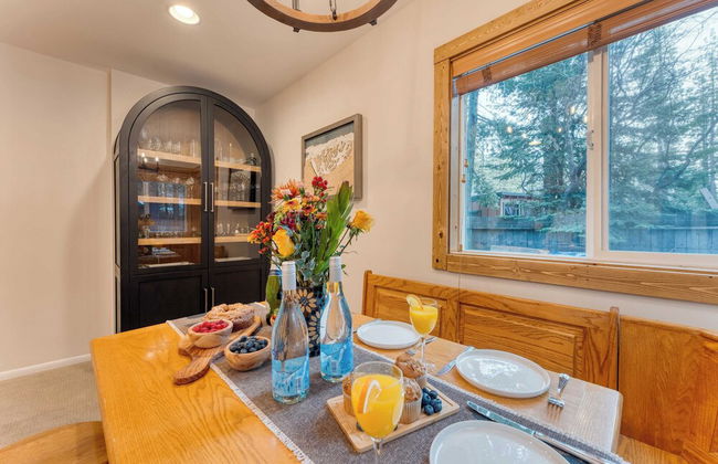 Westlake Cabin by Avantstay Hot Tub, Near Skiing, Walk to Restaurants & Lake! - Foto 5