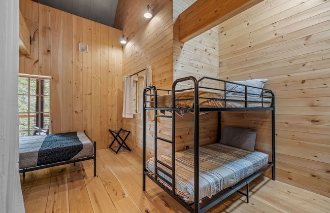 Ski Cabin w Hot Tub Gas Fireplace Near Cranmore - Photo 32