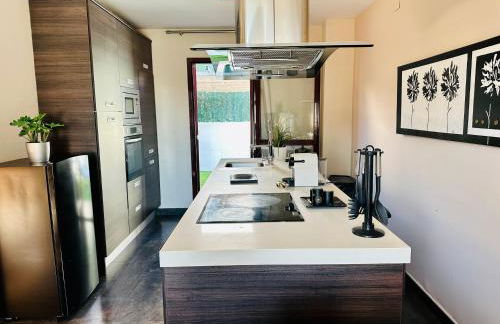 Lux Villa with Year-Round Heated Pool & Game Room - Foto 16