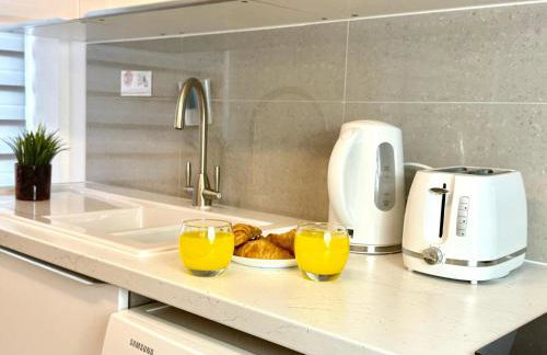 Walnut Flats-F5, Stylish 1-Bedroom - Parking, Netflix, WIFI - Close to Oxford, Bicester & Blenheim Palace - Photo 8