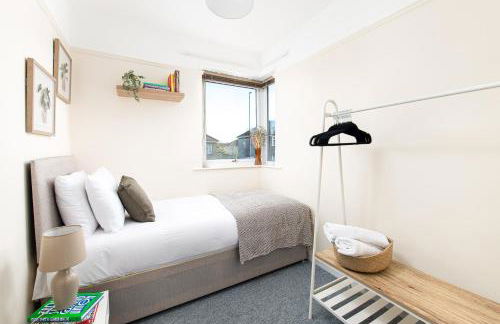 Long Stays-4bed house-Parking-By FabAccommodation - Foto 5