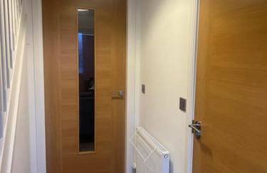 Lovely 2 bedroom home, free parking, 6 mins from airport - Foto 8