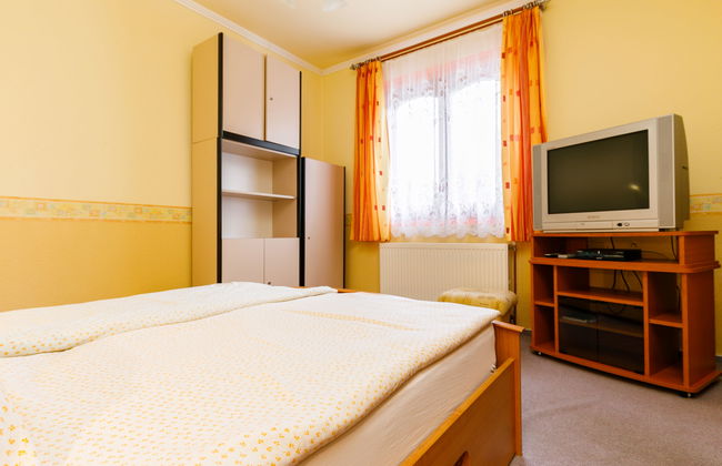 4 bedroom House in Balatonszárszó with private pool and garden - Photo 28