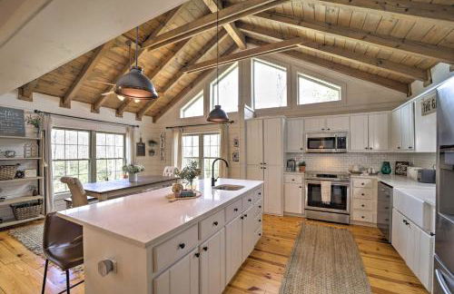 Ideal for Families! Lake Toxaway Getaway with Deck - Foto 11