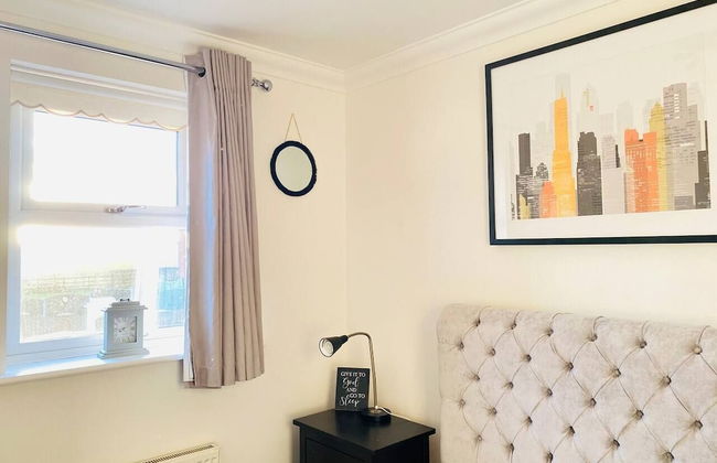 4-bed House With Private Garden in Barnsley! - Photo 5