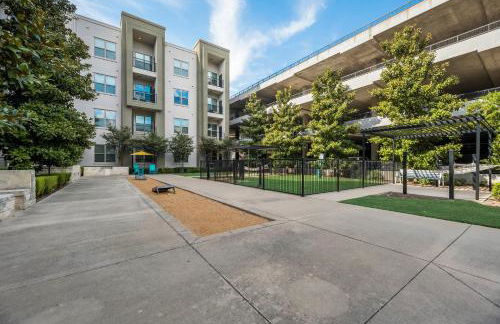 Tasteful 2BR I Pool I Gym I Parking I Workspace - Foto 25