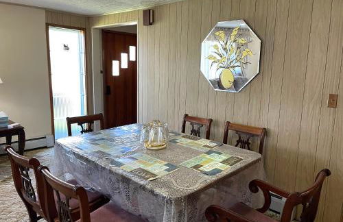 Entire Home in Buffalo - 6 Guests 3 Bedroom 1 Bath - Convenient Location - 25min to Niagara Falls - Foto 13