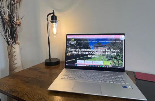 Superb Comfy 2 Bed House, Responsive & Caring Hosts Free WiFi & Parking, Close to MK Centre, Train Station, Santander, Network Rail by Webbhill Stays - Foto 57