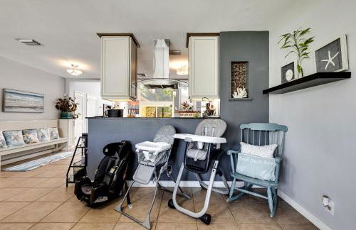 South Florida Spacious Oasis 4BR Retreat with 2 King Beds, Amazing Pool, near Beaches - Photo 33