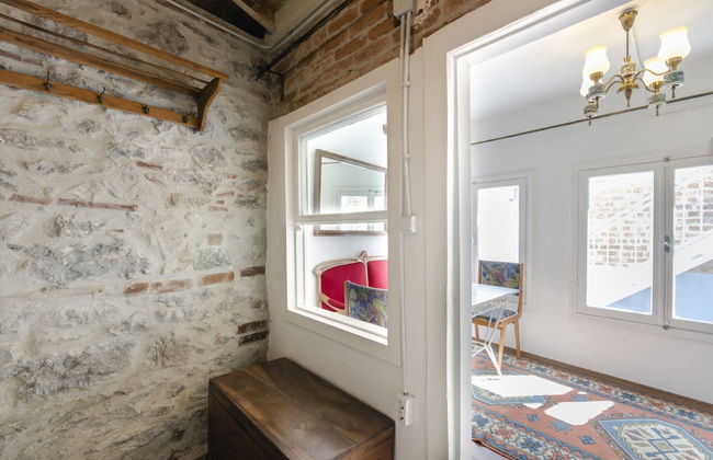 Iconic Stone House 2 - Photo 6