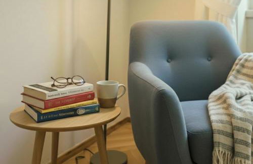 Stylish Persian Blue Room with Private Bath and WiFi - Photo 5