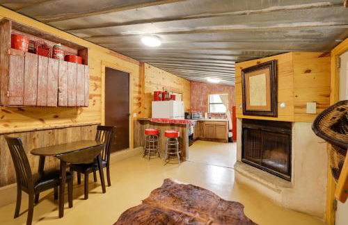 Rural and Horse-Friendly Cabin about 24 Mi to Bandera! - Foto 8