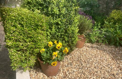 Bryntirion Farmhouse Apartment with Hot Tub - Foto 27