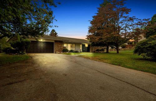 Comfort, Fun, & Charming - 5BR Oasis with Pool - Foto 5