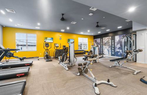 Modern 2BR 2BA Condo Sleeps 8 with Gym Laundry 20 Min to NYC - Foto 42