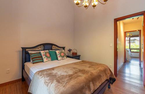 Linda casa em Canela - Jardim, Lareira e Conforto! - Foto 11